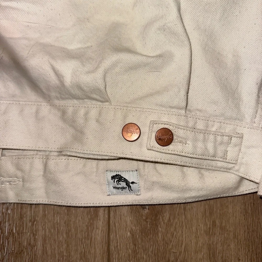 Wrangler Cream Denim Jacket with Red Accents - Picture 5 of 5